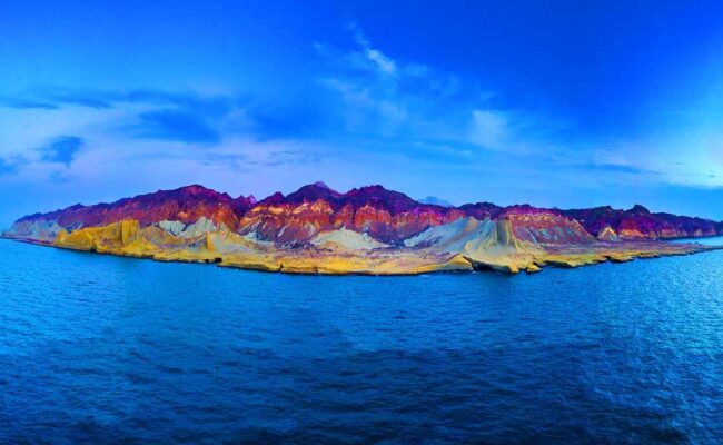 یکی از زیباترین جاذبه‌های گردشگری در ایران، جزیره‌ی هرمز در آب‌های نیلگون خلیج فارس است. این جزیره بسیار زیبا و جالب است.