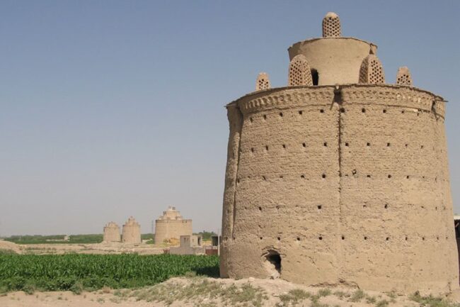 برج‌های کبوتر یکی از جاذبه‌های گردشگری در ایران با قدمت تاریخی فراوان است. همان‌طور که از نامش پیداست مکانی برای قرار گرفتن کبوتر‌ها می‌باشد.