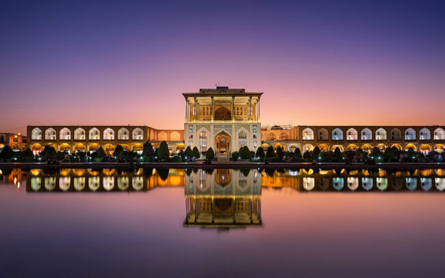 کاخ عالی‌قاپو یکی از جاذبههای گردشگری شهر اصفهان است که به دستور شاه عباس اول صفوی در اوایل قرن شانزدهم میلادی ساخته شده است