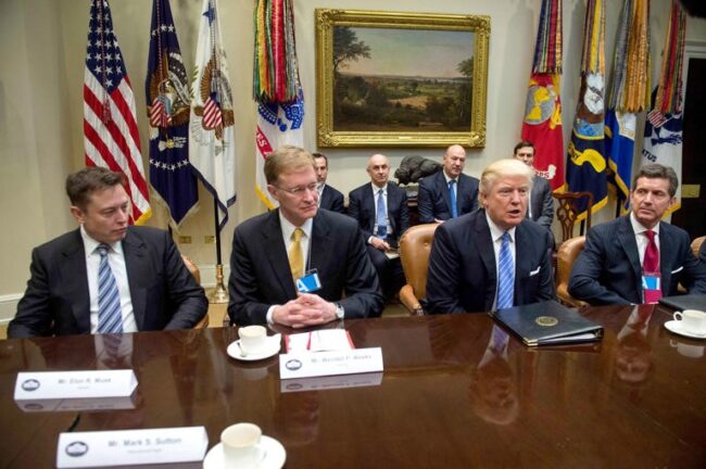 از سمت چپ، آقای ماسک، وندل ویکس، مدیر اجرایی کورنینگ، دونالد ترامپ، رئیس جمهور وقت آمریکا و الکس گورسکی، مدیر اجرایی جانسون و جانسون در کاخ سفید، در سال 2017