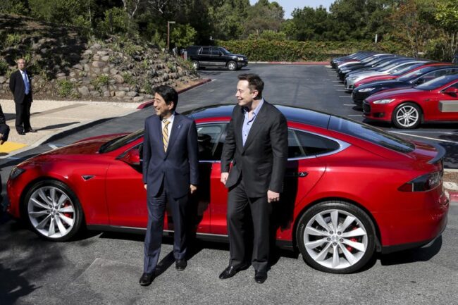 آقای ماسک به همراه شینزو آبه، نخست وزیر وقت ژاپن پس از تست رانندگی تسلا مدل S P85D در پالو آلتو، کالیفرنیا، در سال 2015
