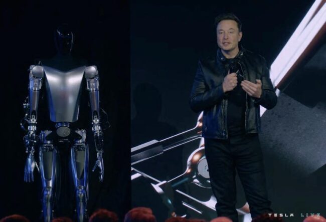 آقای ماسک روی صحنه در کنار ربات انسان نما Optimus در پالو آلتو، کالیفرنیا، در سپتامبر 2022 خبرگزاری فرانسه