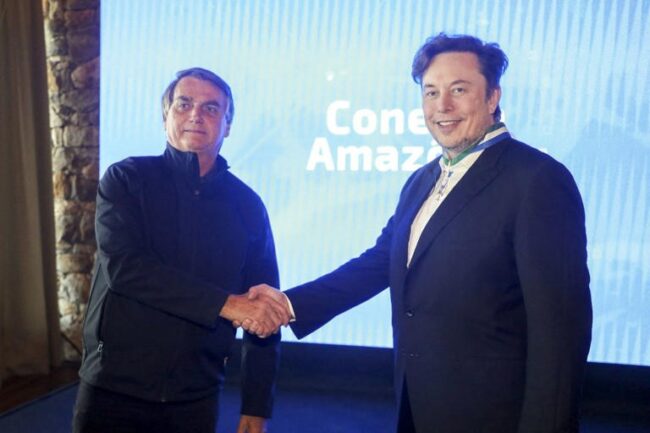 آقای ماسک با ژایر بولسونارو، رئیس جمهور وقت برزیل، در رویداد Conecta Amazonia در پورتو فلیز، ایالت سائوپائولو، در سال 2022 دست می دهد.
