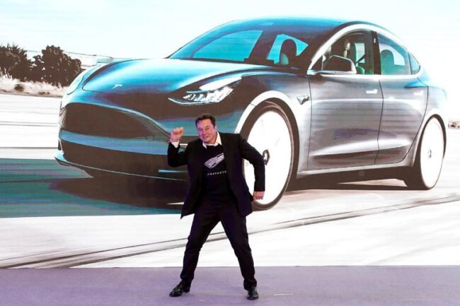 آقای ماسک در حال رقصیدن روی صحنه در هنگام تحویل خودروهای تسلا مدل 3 ساخت چین در شانگهای