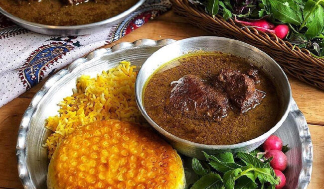 خورشت فسنجان یکی از قدیمی‌ترین غذاهای ایرانی است که در آن از گردو، رب انار، مرغ یا در بعضی اوقات از گوشت اردک استفاده می‌شود