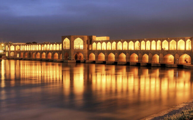 پل خواجو یکی از جاذبه‌های گردشگری شهر اصفهان است که روی رودخانه‌ی زاینده رود ساخته شده است