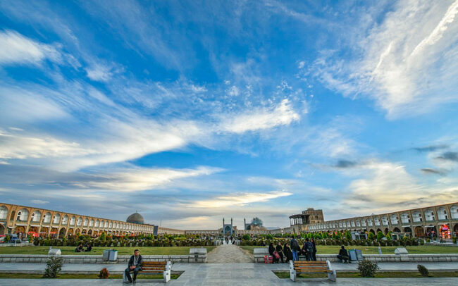 میدان نقش جهان یکی از جاذبه‌های گردشکری شهر اصفهان است