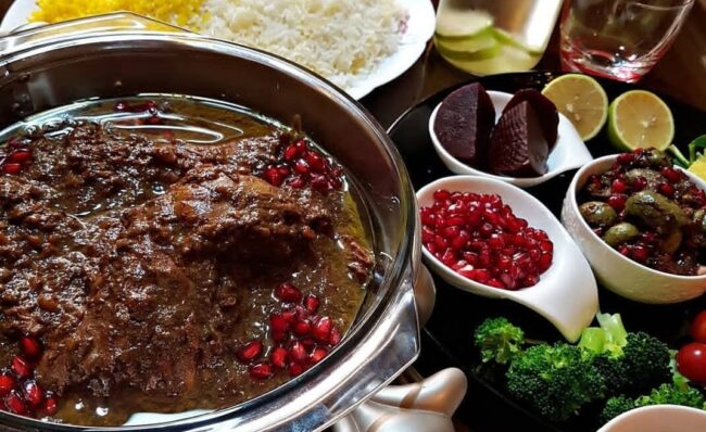 خورش فسنجان یکی از غذاهای پرطرفدار ایرانی