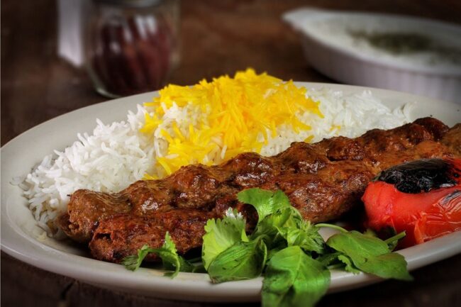  چلو کباب کوبیده یکی از غذاهای پرطرفدار ایرانی