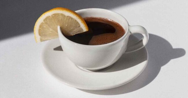 بسیاری از مردم از ترکیب قهوه و لیمو در رژیم غذایی خود برای تناسب اندام استفاده می‌کنند.