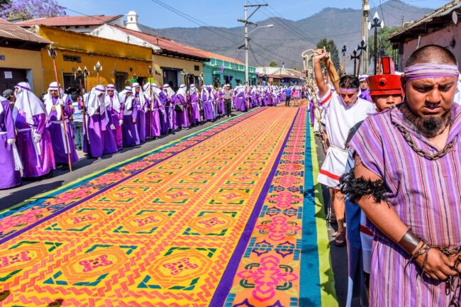 Semana Santa سنت اسپانیایی، ایمان کاتولیک و باورهای فرهنگی بومی را ترکیب می‌کند تا شاید مورد انتظارترین هفته‌ی جشن در گواتمالا باشد. <yoastmark class=