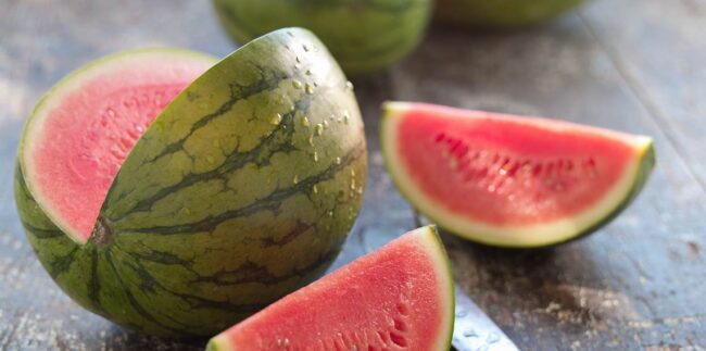 هندوانه یک میوه آبدار است و فواید زیادی برای بدن دارد و از آن به عنوان یک غذای فوق‌العاده نام برده می‌شود.