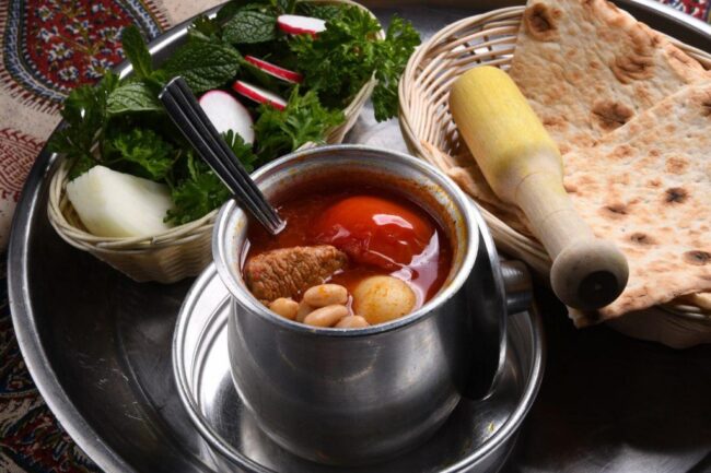 دیزی یا آب‌گوشت یکی از غذاهای پرطرفدار ایرانی