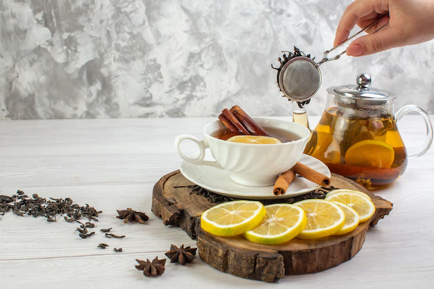 در یونان، در منطقه ایکاریا، بیشتر چای‌های گیاهی می‌نوشند. بوتنر به Well Good گفت: "ایکاریایی‌ها دم کرده رزماری، مریم گلی وحشی و چای قاصدک می‌نوشند، همه گیاهانی که خواص ضد التهابی دارند.