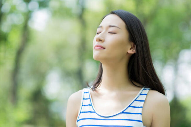 وقتی استرس دارید، سطح هورمون کورتیزول شما افزایش می‌یابد و برخی از مطالعات قدیمی نشان داده‌اند که اگر افراد دارای «رآکتورهای کورتیزول بالا» هستند، تمایل بیشتری به خوردن دارند. روزانه برای کم کردن استرس خود در هوای آزاد قرار بگیرید و نفس عمیق بکشید.