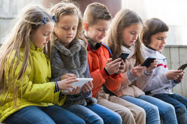 این روزها بیشتر بچه‌ها در شبکه‌های اجتماعی حضور دارند و این بدان معناست که باید بایدها و نبایدهای تعاملات اجتماعی آنلاین را به آنها آموزش داد. اما اصول اولیه شامل پست نکردن عکس یا برچسب‌گذاری افراد دیگر بدون اجازه آنها، عدم ارائه اطلاعات شخصی و مواردی از این قبیل.