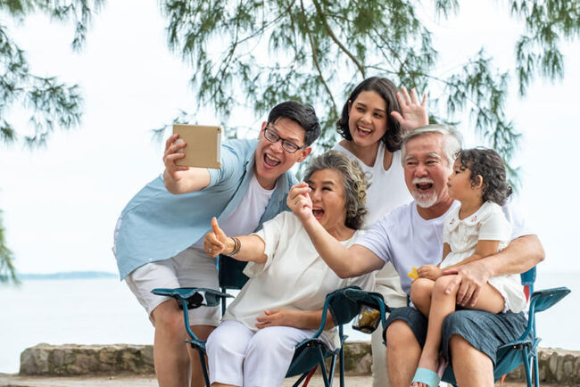 به گفته محققان، داشتن تماس اجتماعی منظم - مانند دیدن خانواده و دوستان - همچنین به حفظ حافظه کمک می‌کند. انجام این کار حداقل دو بار در هفته به احتمال زیاد فوایدی را به همراه خواهد داشت.