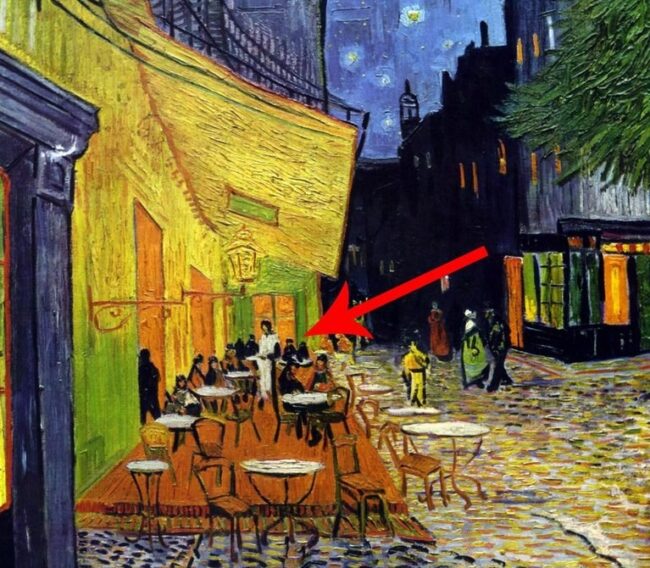 راس کافه‌ای عجیب در یک شهر رنگارنگ فرانسه. اما، در سال 2015، جرد باکستر، کارشناس ون گوگ، این نظریه را مطرح کرد کهتراس کافه‌ای عجیب در یک شهر رنگارنگ فرانسه. اما، در سال 2015، جرد باکستر، کارشناس ون گوگ، این نظریه را مطرح کرد که این نقاشی در واقع نسخه خود هنرمند از «شام آخر» است. یک مطالعه دقیق نشان می‌دهد که یک شخصیت مرکزی با موهای بلند توسط 12 نفر احاطه شده است، که به نظر می‌رسد یکی از آنها مانند یهودا در سایه‌ها می‌لغزد.