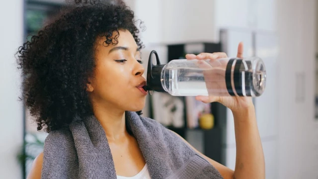 نوشیدن آب در طول ورزش و قبل و بعد از آن ضروری است