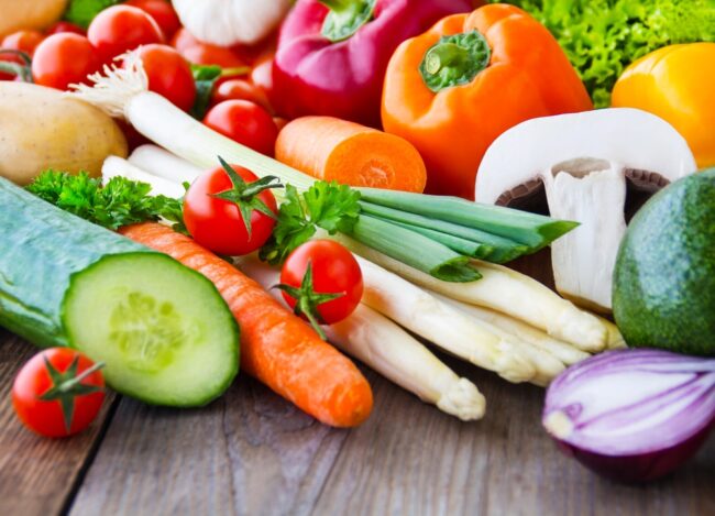 سبزیجات از دسته‌ی مواد غذایی هستند که سرشار از ویتامین‌ها و مواد مغذی فراوان‌اند و برای انسان‌ها فواید سلامتی زیادی دارند.