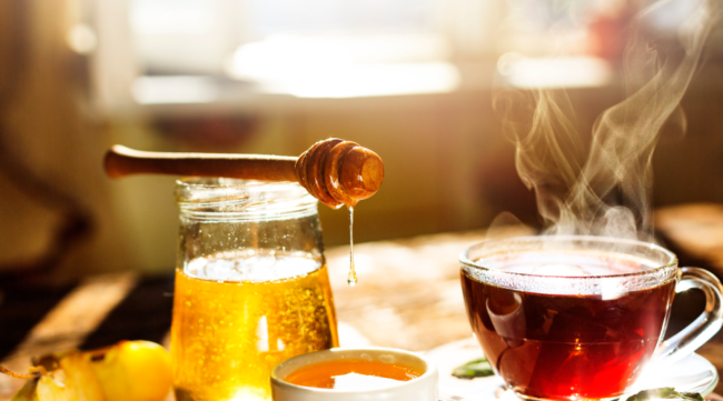 عسل با چای نیز یک ترکیب لذیذ و مقوی برای نوشیدن است