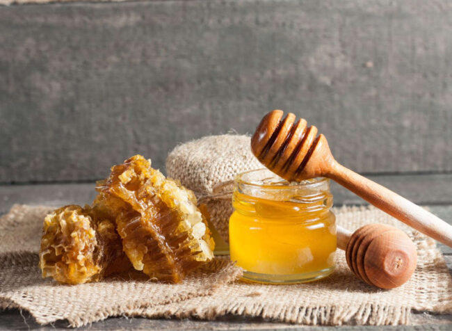 بسیاری از افراد برای این‌که قندخونشان بالا نرود از شیرین کننده‌های طبیعی مانند عسل استفاده می‌کنند مصرف عسل خیلی بهتر از مصرف شکر و شیرین کننده‌های دیگر است اما مصرف بیش از حد عسل هم می‌تواند باعث بالا رفتن قند خون شود.
