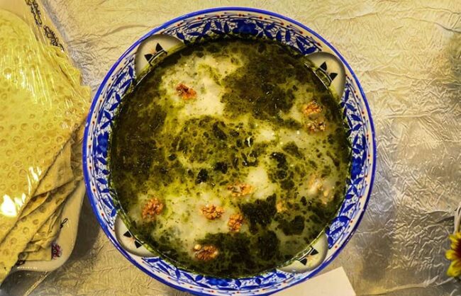 یکی از سنتی‌ترین و قدیمی‌ترین غذاهای ایرانی، اشکنه‌ی اسفناج است که در گذشته یکی از محبوب‌ترین غذاها به حساب می‌آمد. اشکنه‌ی اسفناج یکی از ساده‌ترین و لذیذترین غذاهایی است که در زمان کوتاه و با مواد بسیار کمی تهیه می‌شود.