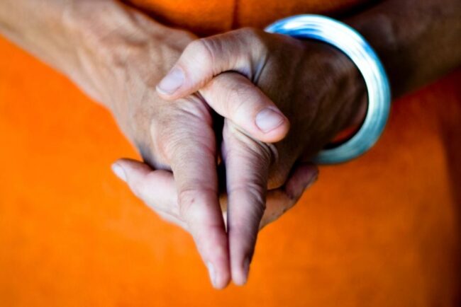 با قفل کردن انگشتان خود و به هم پیوستن انگشتان اشاره هر دو دست، شمشیر نابودی را به نمایش می‌گذارید. این تخریب ناشی از انرژی منفی، انسداد انرژی، شکست‌های عاطفی، و آسیب‌های روحی یا هر موقعیت یا الگوی نامطلوبی است که شما را از نظر ذهنی و روحی درگیر نگه می‌دارد.