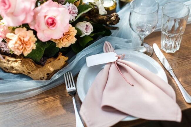 ممکن است چیز کوچکی به نظر برسد، اما دستمال‌ها تأثیر زیادی بر دکور میز و تم مهمانی می‌گذارند و رنگ‌ها و زیبایی‌هایی را به آن اضافه می‌کنند.