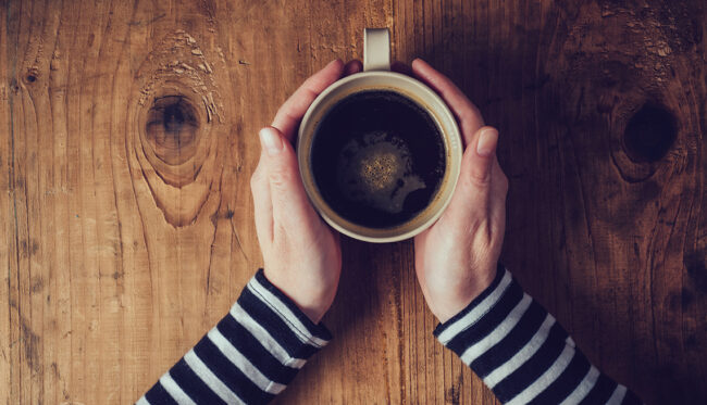 نوشیدن قهوه در روز فواید زیادی برای سلامتی دارد اما مصرف بیش از حد قهوه هم مانند باقی مواد غذایی می‌تواند مشکلاتی را برای سلامتی شما ایجاد کند سعی کنید 