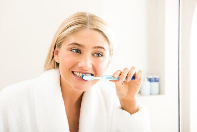 مسواک زدن و نخ دندان کشیدن منظم می‌تواند با کاهش باکتری‌ها در دهان و جلوگیری از تجمع پلاک به دندان‌های شما کمک کند که سفید بمانند.