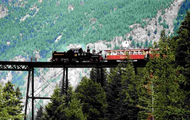 این مسیر راه‌آهن در کلرادو، کوه‌های راکی، ایالات متحده آمریکا ساخته شده است که از ایستگاه راه‌آهن جورج تاون به ایستگاه راه‌آهن Silver Plum حرکت می‌کند.