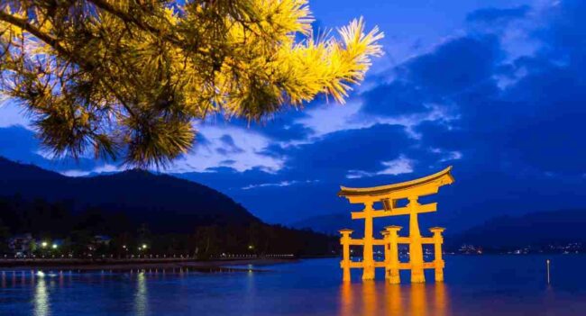 معبد جزیره ایتسوکوشیما یکی از مکان‌های دیدنی در کشور ژاپن است