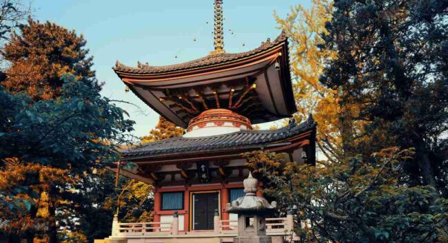 معبد تاریخی کیوتو در کشور ژاپن به عنوان یک جاذبه‌ی تاریخی در ژاپن