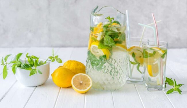 استفاده از لیمو در آب و نوشیدن آن می‌تواند فواید بسیار زیادی برای سلامتی بدن داشته باشد.