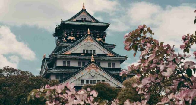 قلعه‌ی اوساکا یکی از جاذبه‌های گردشگری در ژاپن است و به عنوان یک قلعه اصلی و تاریخی شناخته می‌شود.