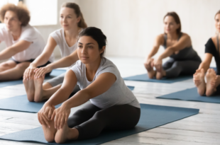 یوگا ورزشی است که به افراد در داشتن یک زندگی بی استرس و آرام کمک می‌کند و فواید زیادی برای سلامتی دارد.