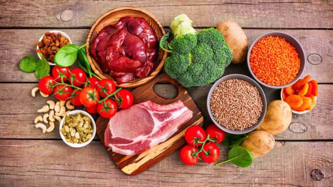 برخی مواد غذایی سرشار از آهن هستند و می‌توانند سطوح هموگلوبین خون را افزایش دهند که همین امر منجر به درمان کم خونی می‌شود