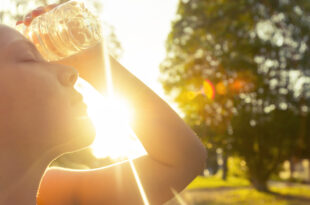 در تصویر خانمی از شدت گرماتی بالای هوا مشغول شستن صورت خود با آب می‌باشد. این مقاله به تاثیر گرمای هوا بر سلامت روان می‌پردازد.