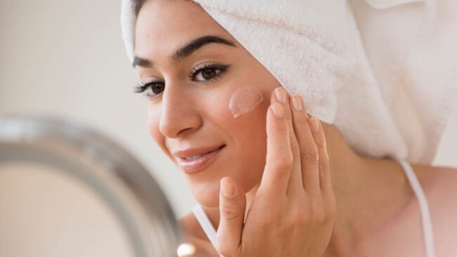 یکی از راه‌های درخشان شدن پوست استفاده هر روز کرم ضد آفتاب است 