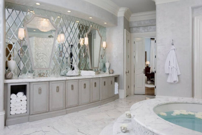 استفاده از آینه‌کاری در طراحی دکوراسیون حمام خانه