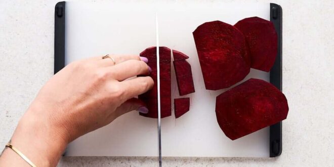 پاک کردن لکه‌های قرمز آب لبو از روی دست‌ها