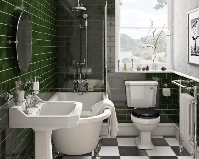 تصویری از یک سرویس بهداشتی زیبا همرا با دیوارهای سبز رنگ و وان حمام.