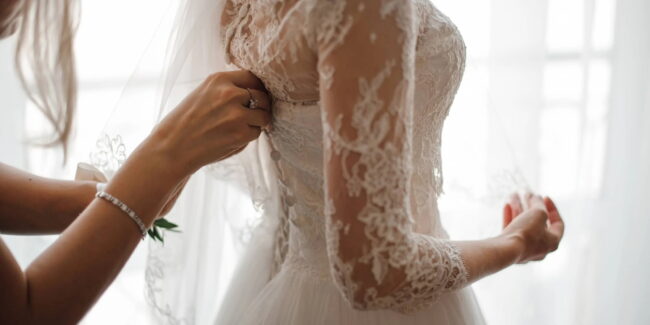 7 نوع پارچه که می‌توانید برای لباس عروس خود انتخاب کنید