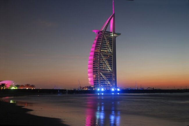 برج العرب با انواع نورپردازی زیبا در کشور دبی قرار دارد و یکی از معروف‌ترین هتل‌های این کشور است.