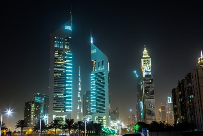 برج‌های دوقلوی امارات در کشور دبی با نورپردازی زیبا