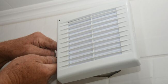 تصویر حاوی یک فن و هواکش است که در فضای خانه یا دستشویی ایجاد می‌شود تا به تهویه هوای مناسب و مطبوع کمک کند.