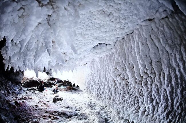 غار نمکدان یکی از زیباترین مکان‌ها برای سفر در زمستان