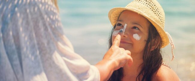استفاده از ضد آفتاب یکی از روش‌های دستیابی به پوستی صاف