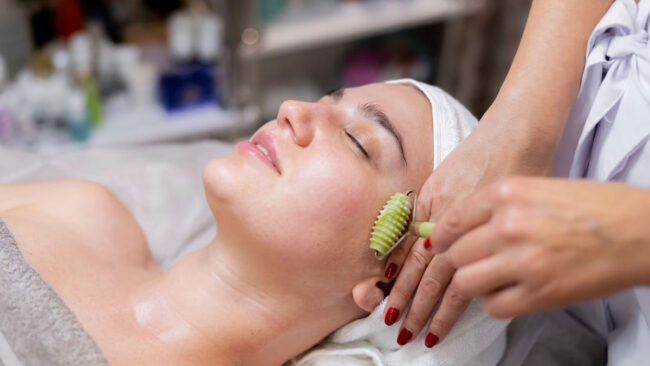ماساژ صورت یکی از روش‌ها برای محکم نگهه‌داشتن پوست با افزایش سن